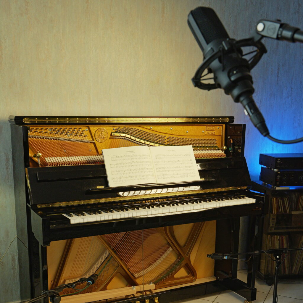 Enregistrement d'un piano droit à domicile. Studio mobile avec microphone haut de gamme